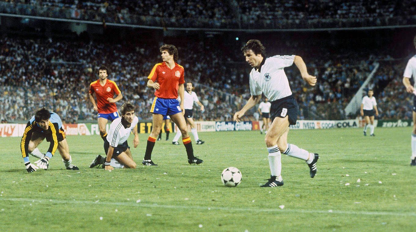 Auf dem Weg zum 2:0 gegen WM-Gastgeber Spanien in Madrid: Klaus Fischer (v.) © imago
