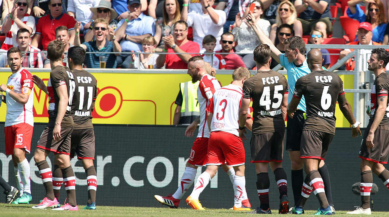 Wegen Tätlichkeit für zwei Spiele gesperrt: Sami Allagui (3.v.l.) vom FC St. Pauli © imago/Eibner