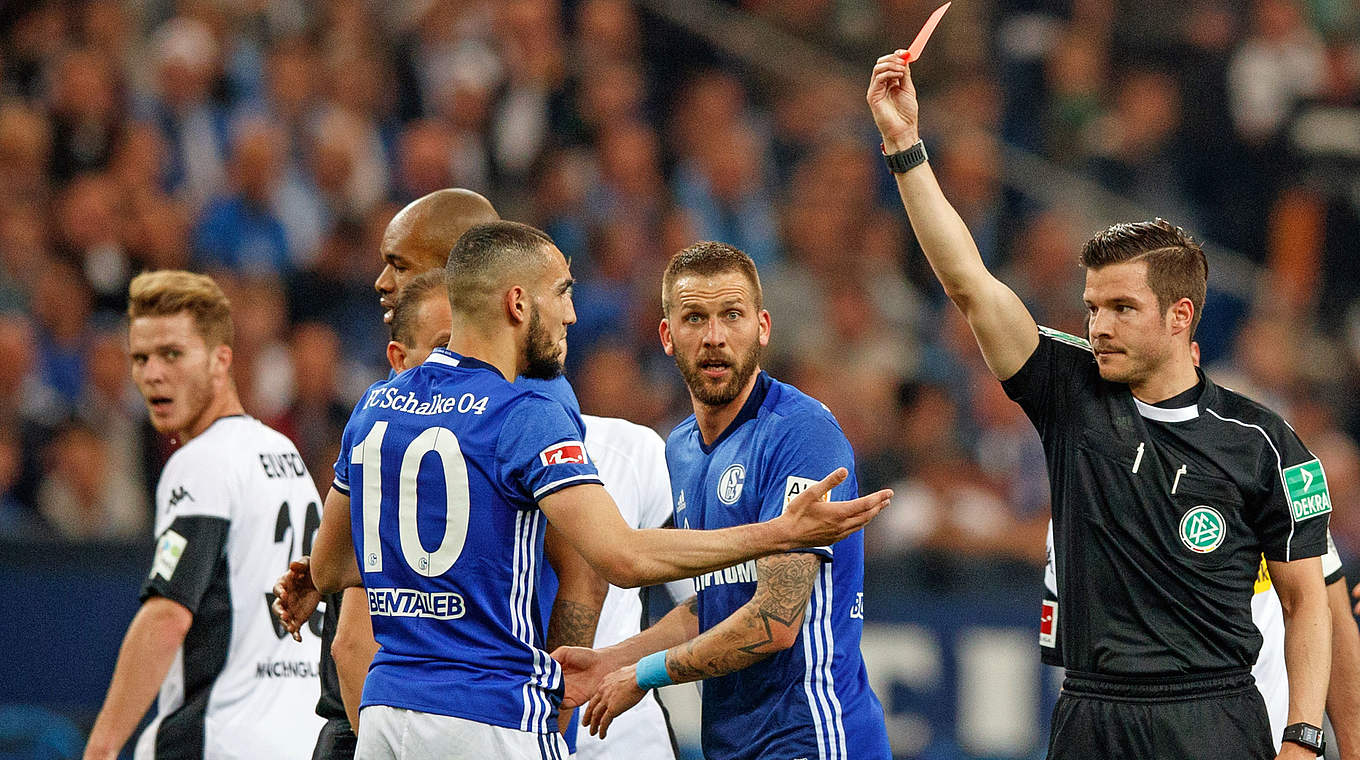 Wird mit eine Sperre von zwei Spielen belegt: Schalkes Nabil Bentaleb (v.) © 2018 Getty Images