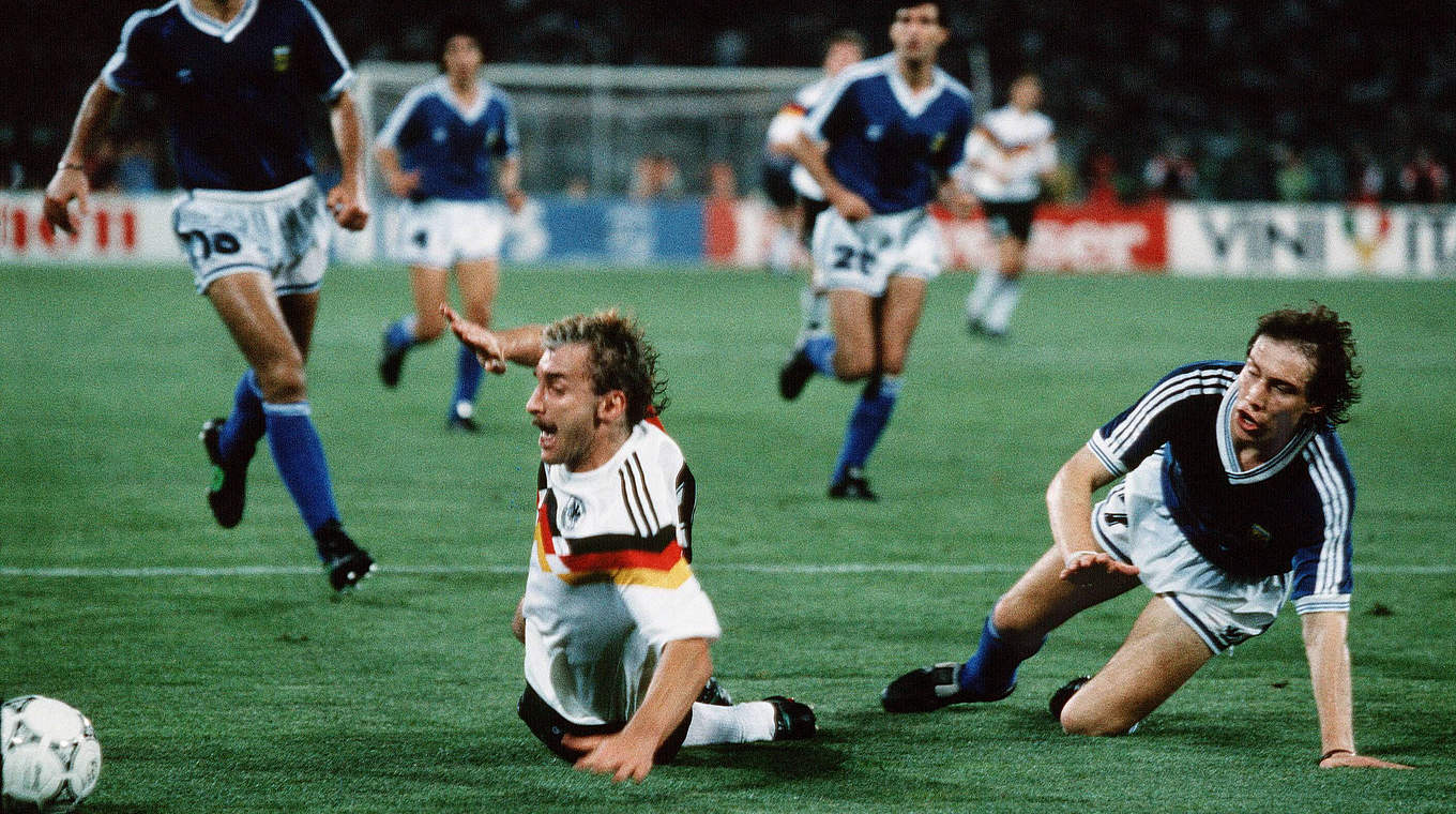 Entscheidender Moment: Rudi Völler (l.v.) geht im WM-Finale '90 im Strafraum zu Boden © imago