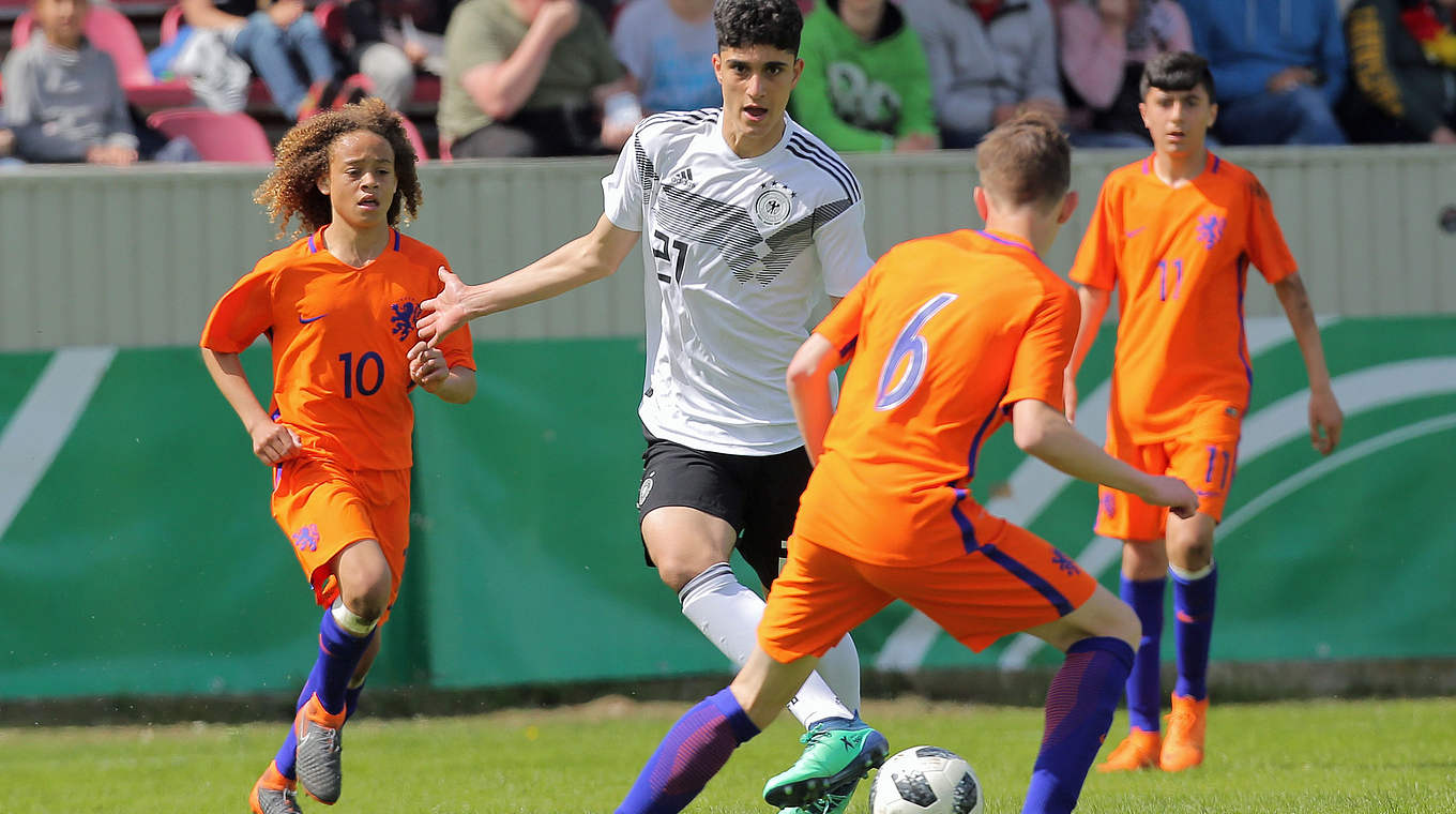 Späte Niederlage gegen Oranje: Emrehan Gedikli (2.v.l.) und die U 15 © 2018 Getty Images