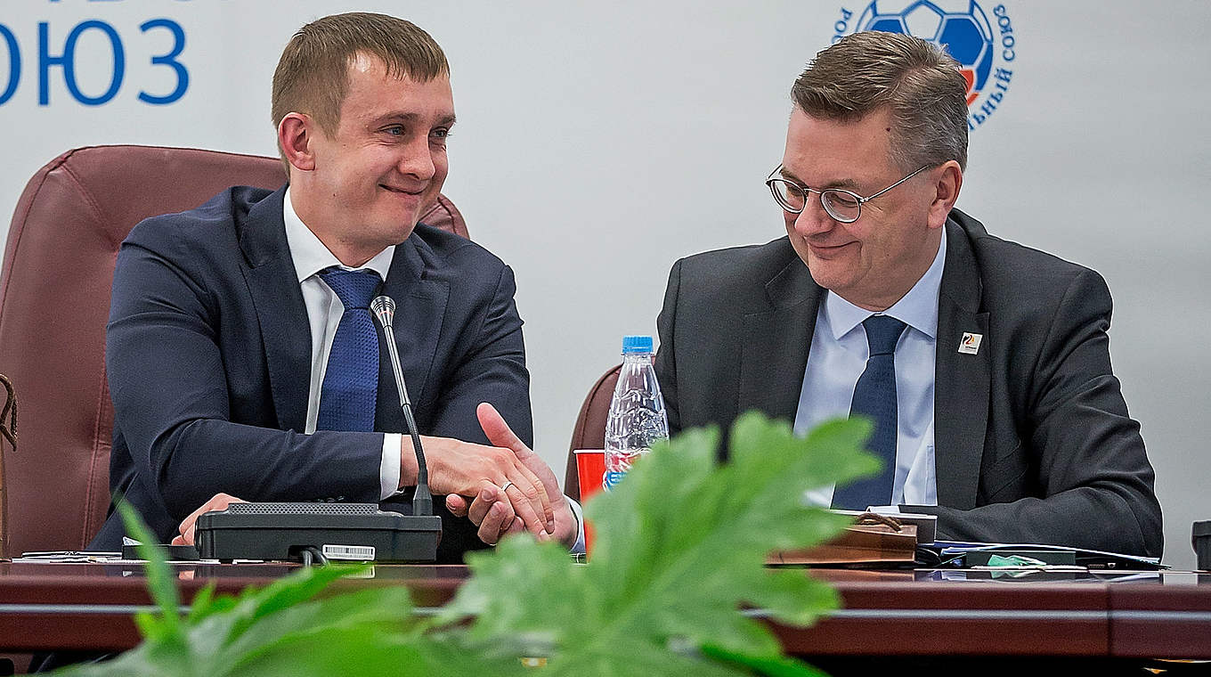 Handschlag, der verbindet: RFS-Generalsekretär Aleksander Alaev und Grindel (r.) © Getty Images
