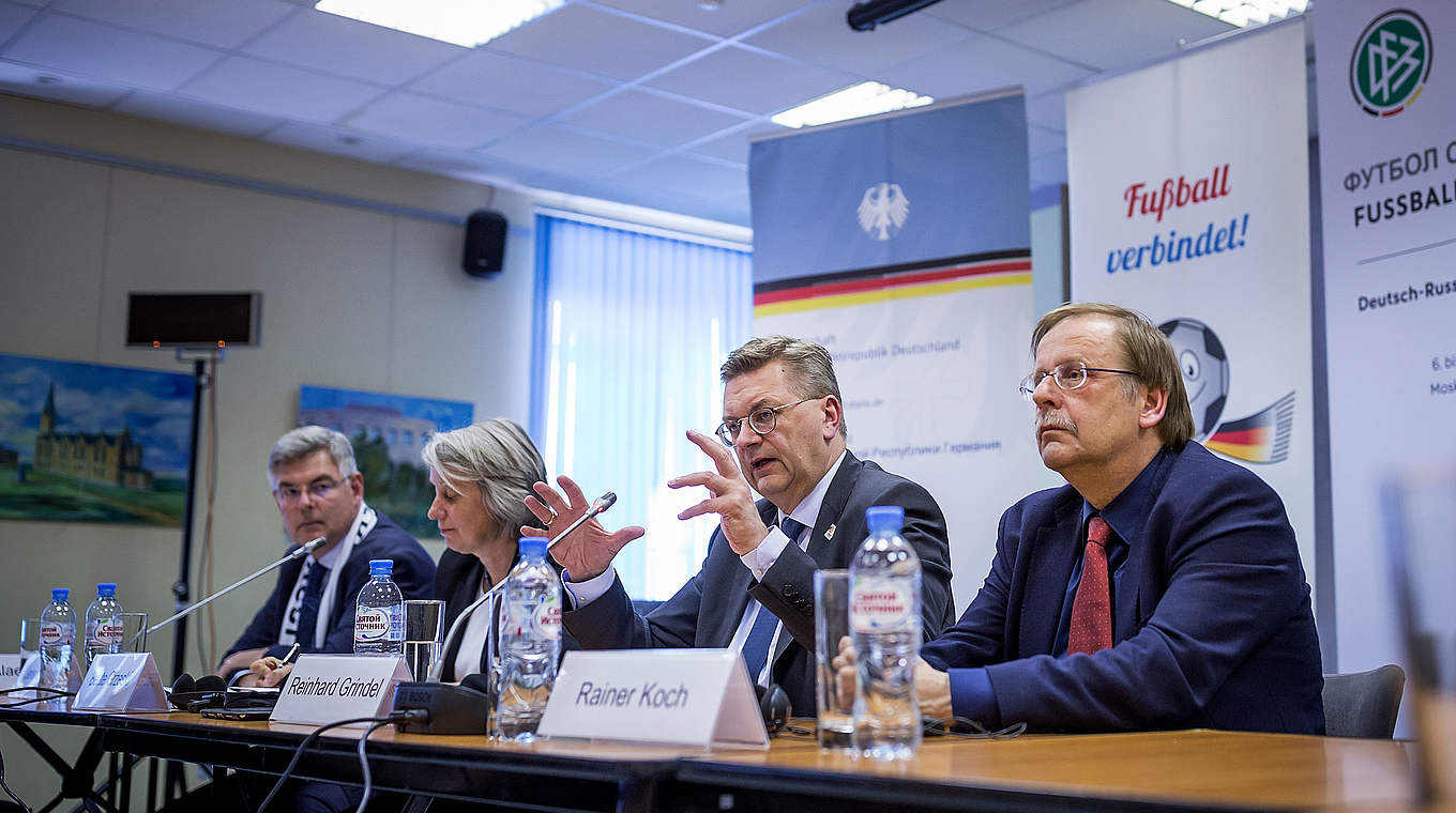 Spricht mit Leidenschaft während des Dialogs: DFB-Präsident Reinhard Grindel (M.) © Getty Images