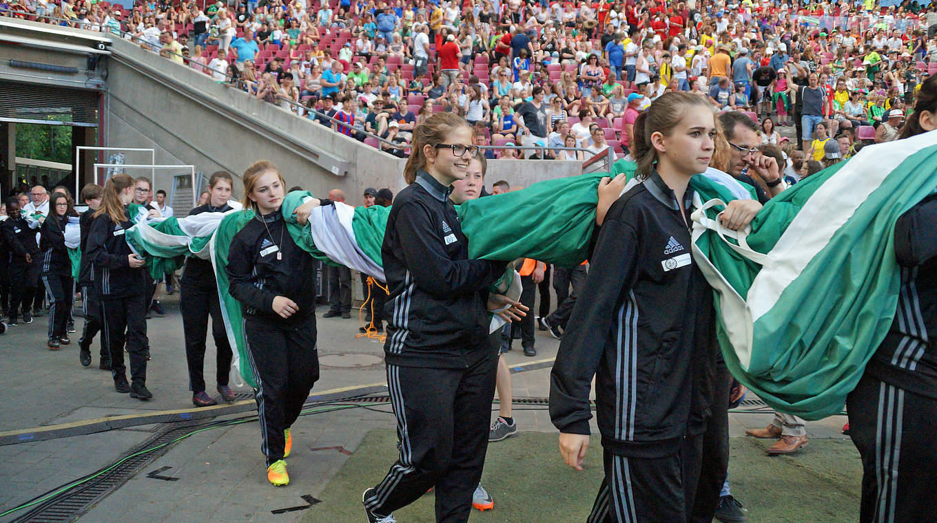 Vor dem Spiel: Fahnen und Banner werden ins Stadion getragen © DFB