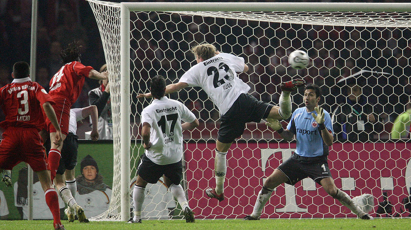 Das Siegtor im Pokalfinale 2006: Pizarro trifft für Bayern, Frankfurts Nikolov ist machtlos © 2006 AFP