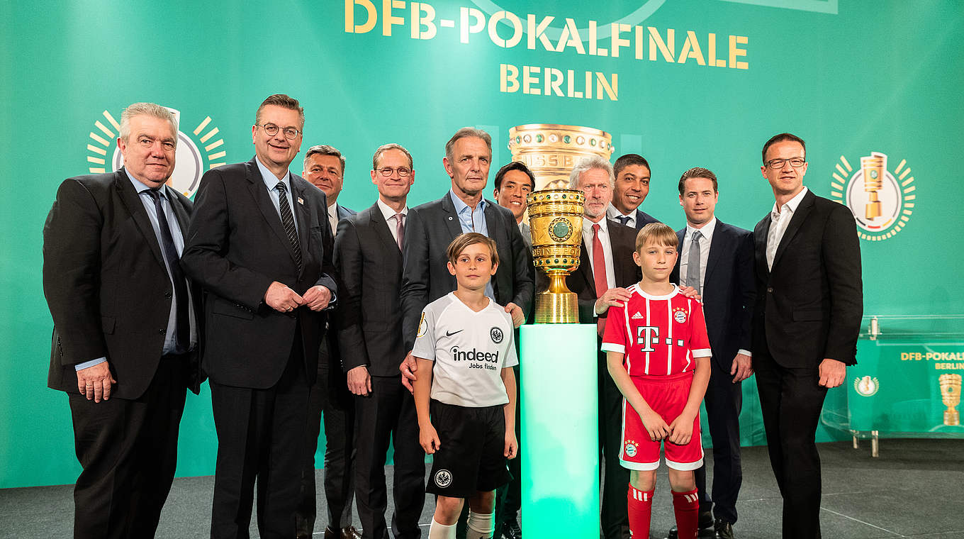 Der Pokal ist in der Stadt: DFB-Präsident Grindel (2.v.l.) beim "Cup Handover" in Berlin © 2018 Getty Images