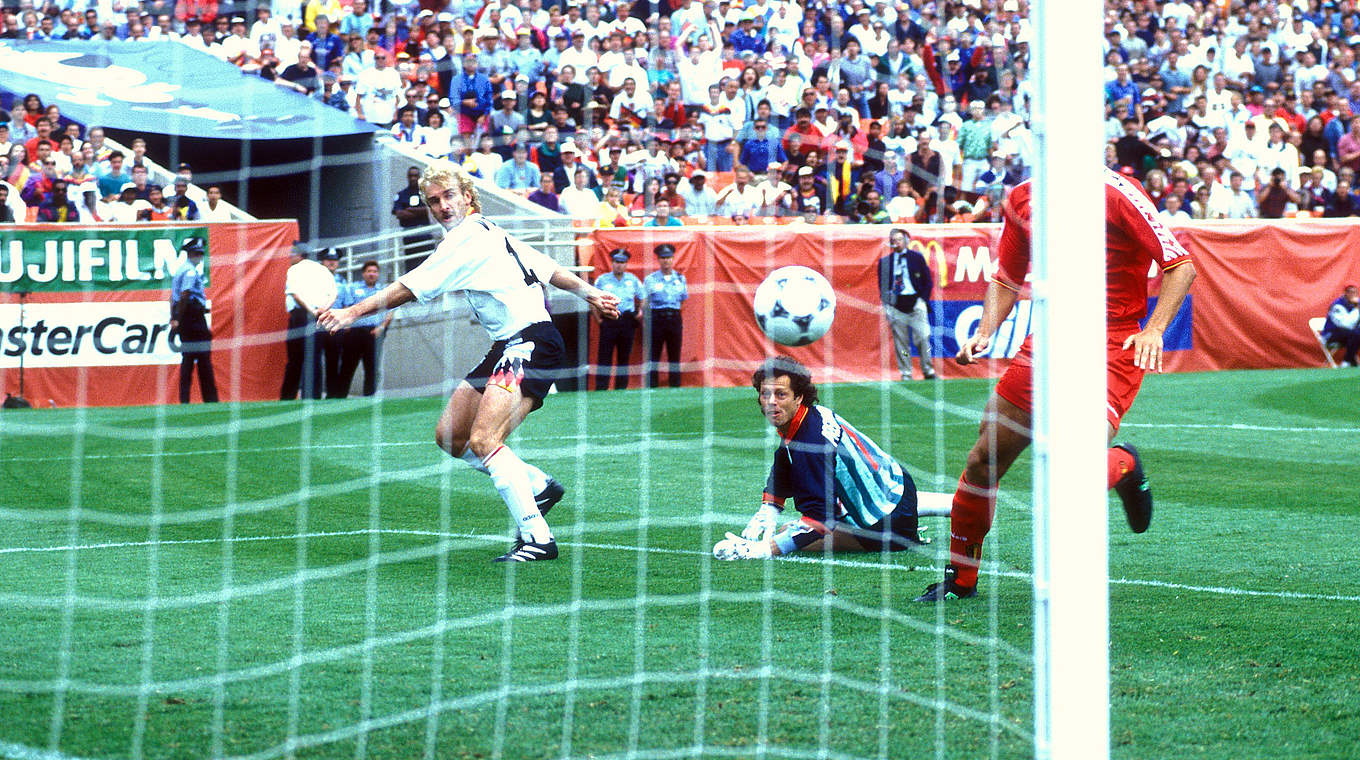 Noch einmal Doppelpacker: Völler (l.) trifft bei der WM 1994 gegen Belgien © imago