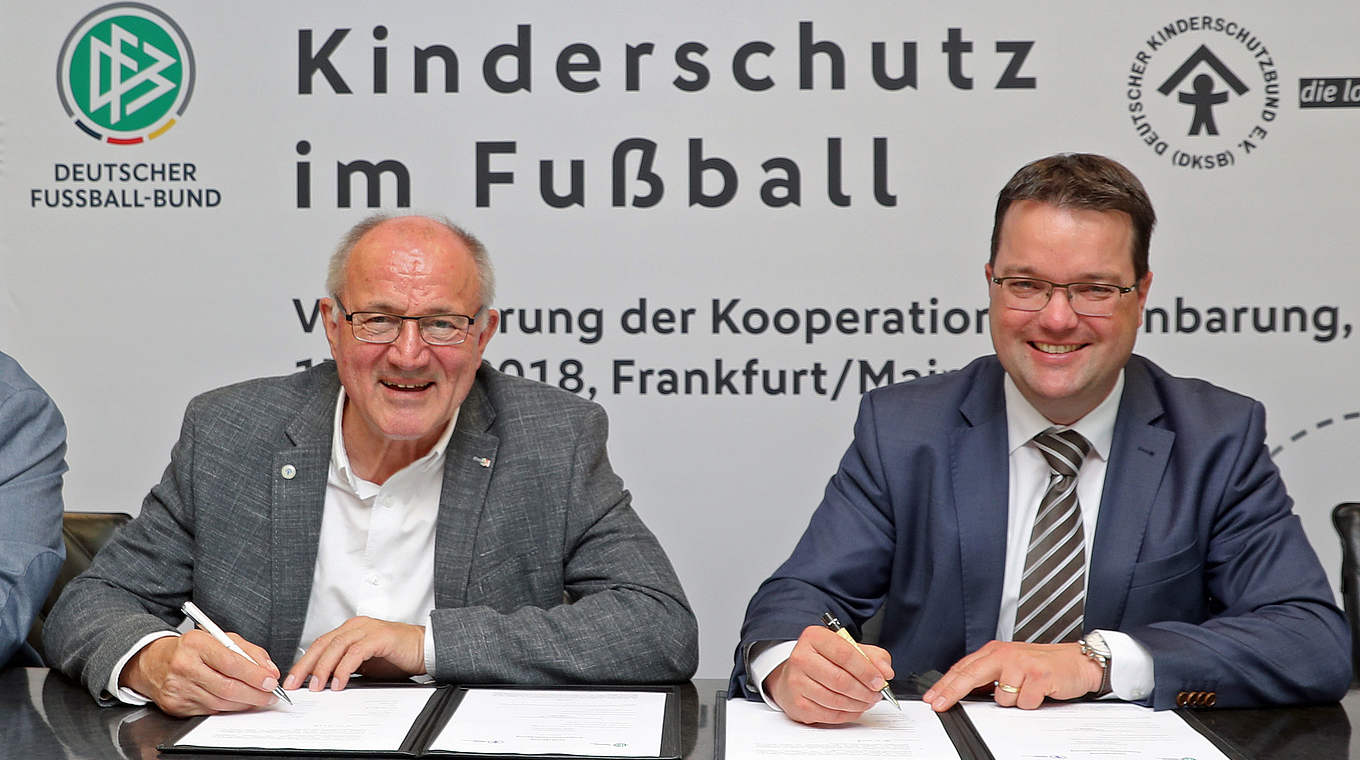 Kooperation verlängert: DFB-Schatzmeister Osnabrügge (r.) und DKSB-Präsident Hilgers © 2018 Getty Images