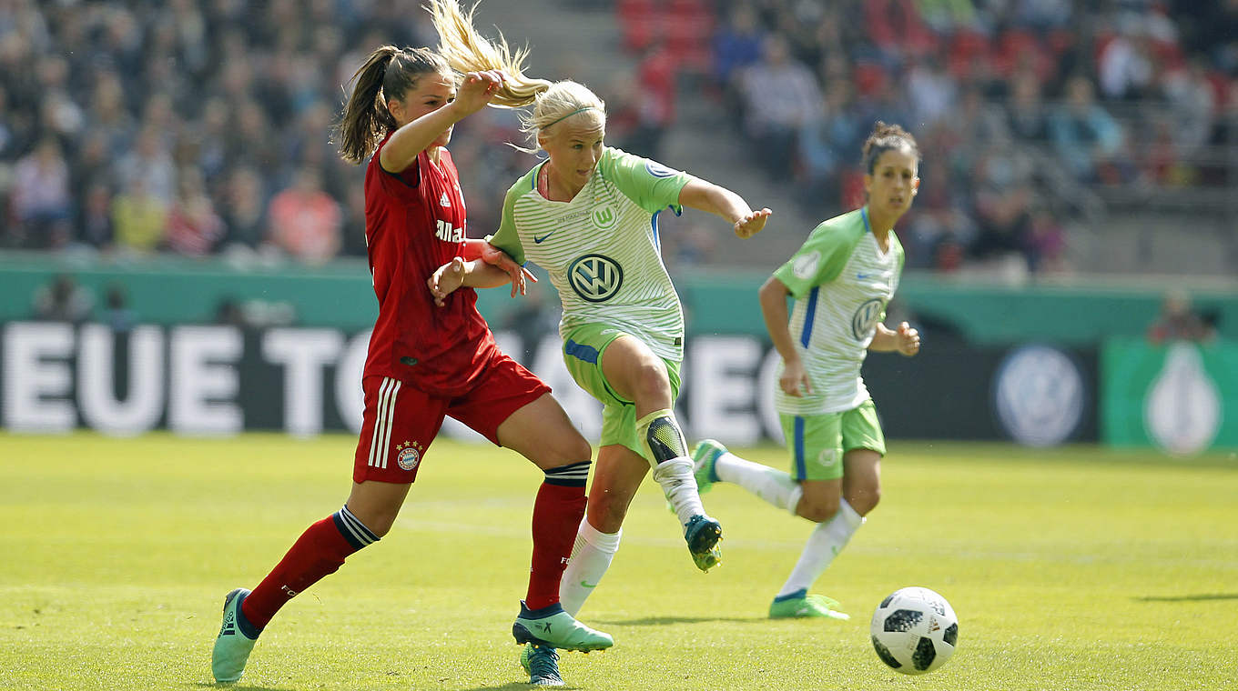 Kampf um den Ball: Melanie Leupolz (l.) gegen Wolfsburgs Pernille Harder © 2018 Getty Images