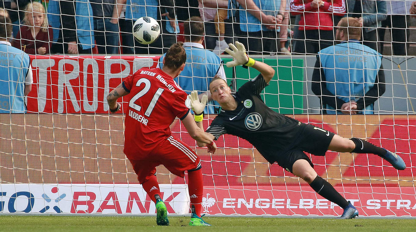 Eine von zwei Bayern-Spielerinnen, die Schult im Elfmeterschießen bezwingen: Laudehr © imago/Jan Huebner