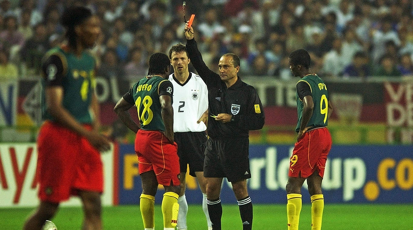 Wird in der 77. Minute mit Gelb-Rot des Feldes verwiesen: Kameruns Patrick Suffo © 2002 Getty Images