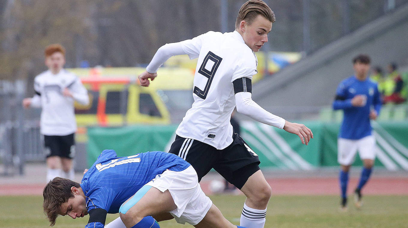 Erzielt die Führung für Gladbach: U 16-Nationalspieler Mika Schroers © imago/Pressefoto Baumann
