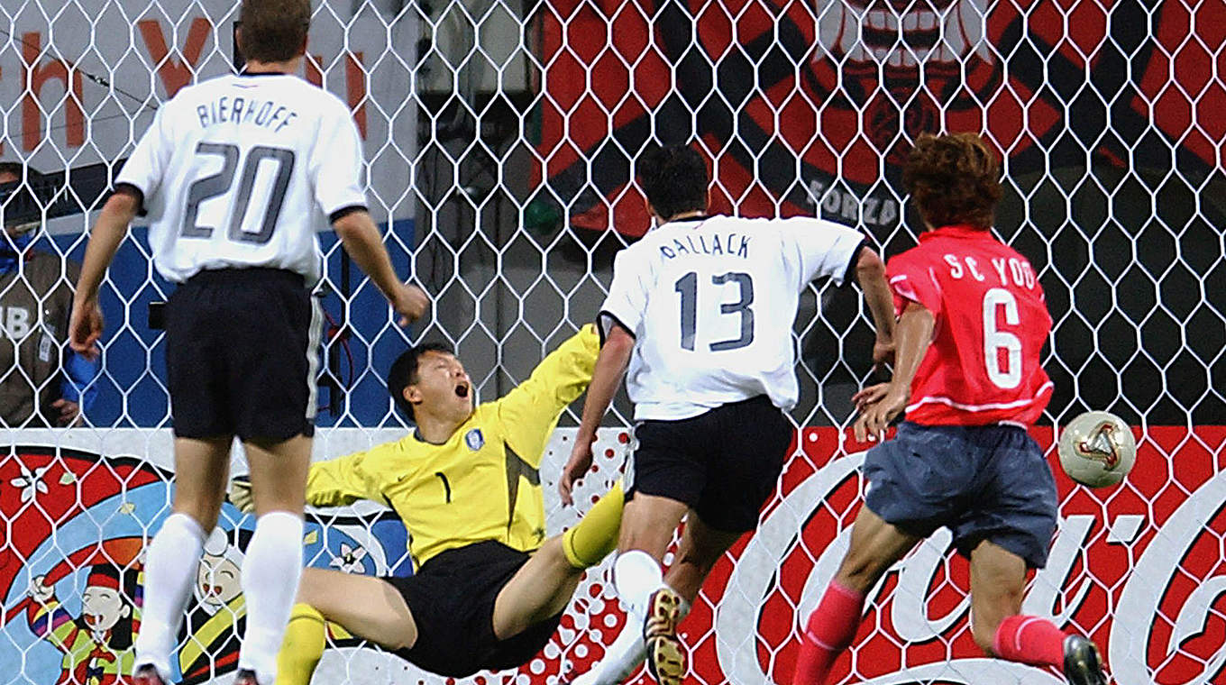 Der entscheidende Moment: Michael Ballack (Nr. 13) macht die Finalteilnahme perfekt © AFP/GettyImages