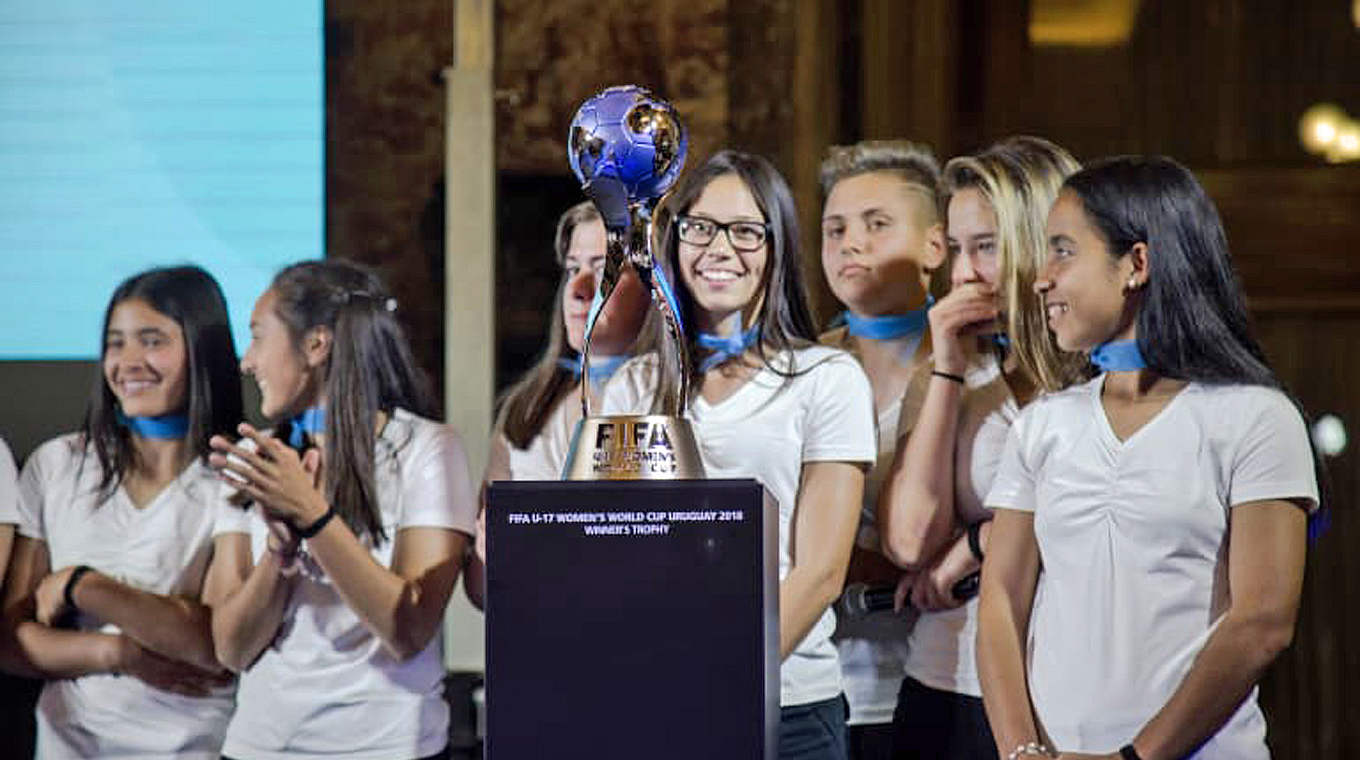 Das Objekt der Begierde: der WM-Pokal der U 17-Juniorinnen © LOC/fifa.com