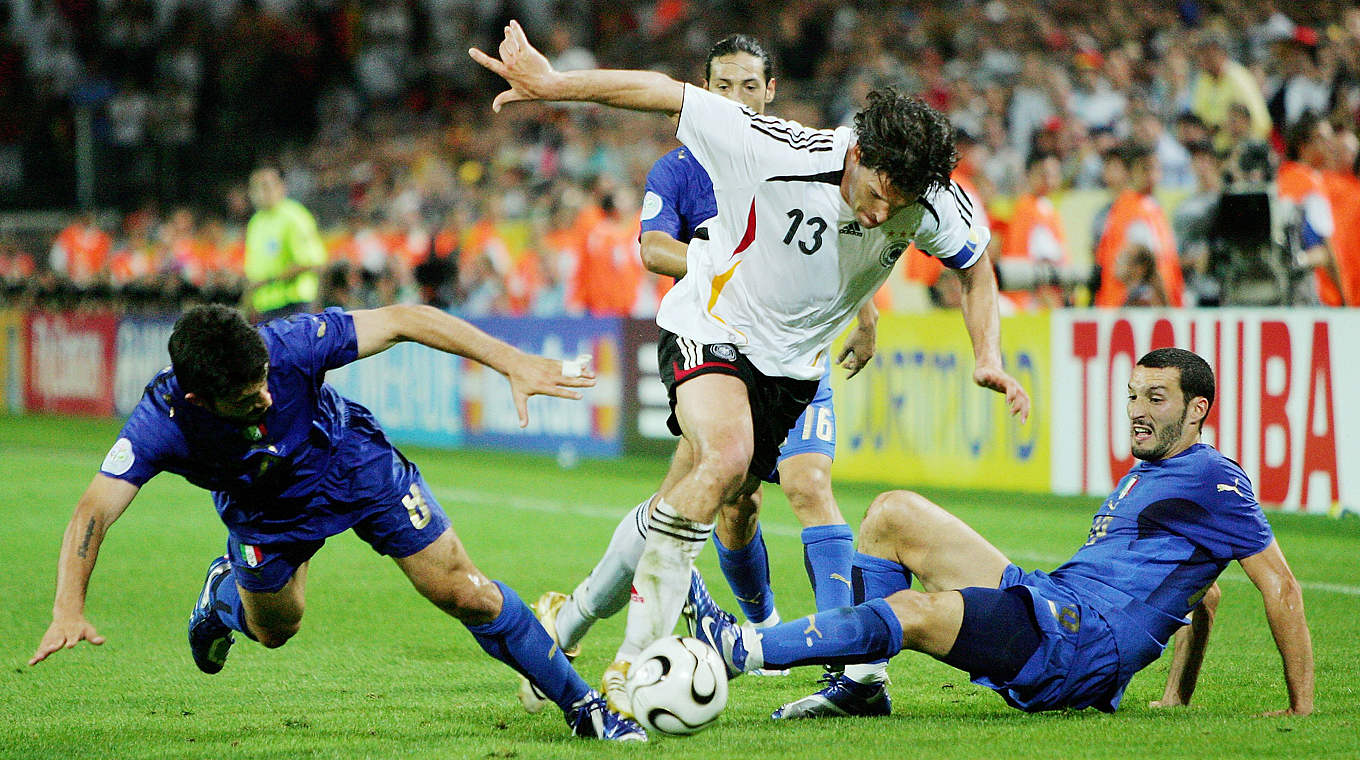 Harter Kampf über 120 Minuten: Michael Ballack gegen zwei Italiener © 2006 Getty Images