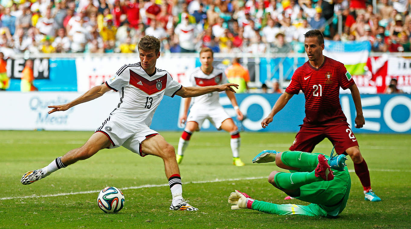 Müller (l.) erzielt das 4:0: Der "Mann des Spiels" schiebt den Ball über die Line © 2014 Getty Images