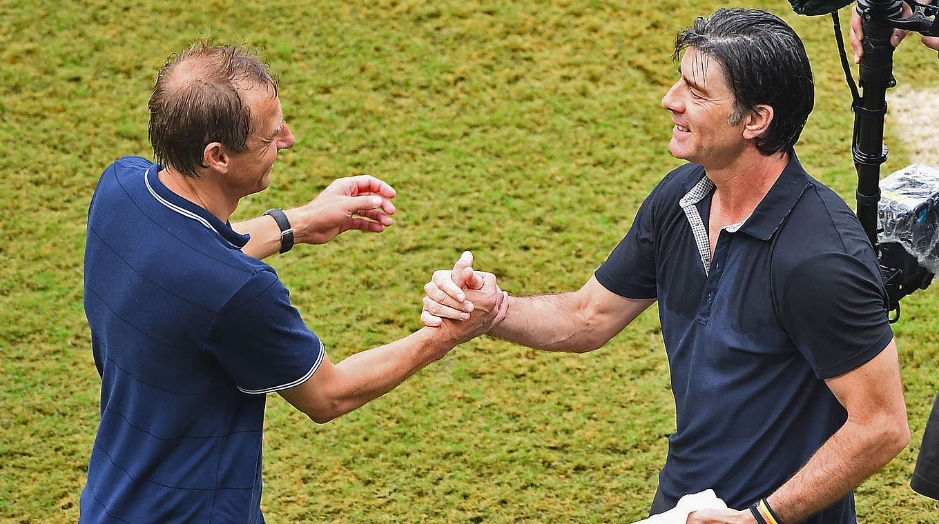 Glücklicher Verlierer gratuliert Gruppensieger: Klinsmann (l.) beim Handshake mit Löw © Getty Images