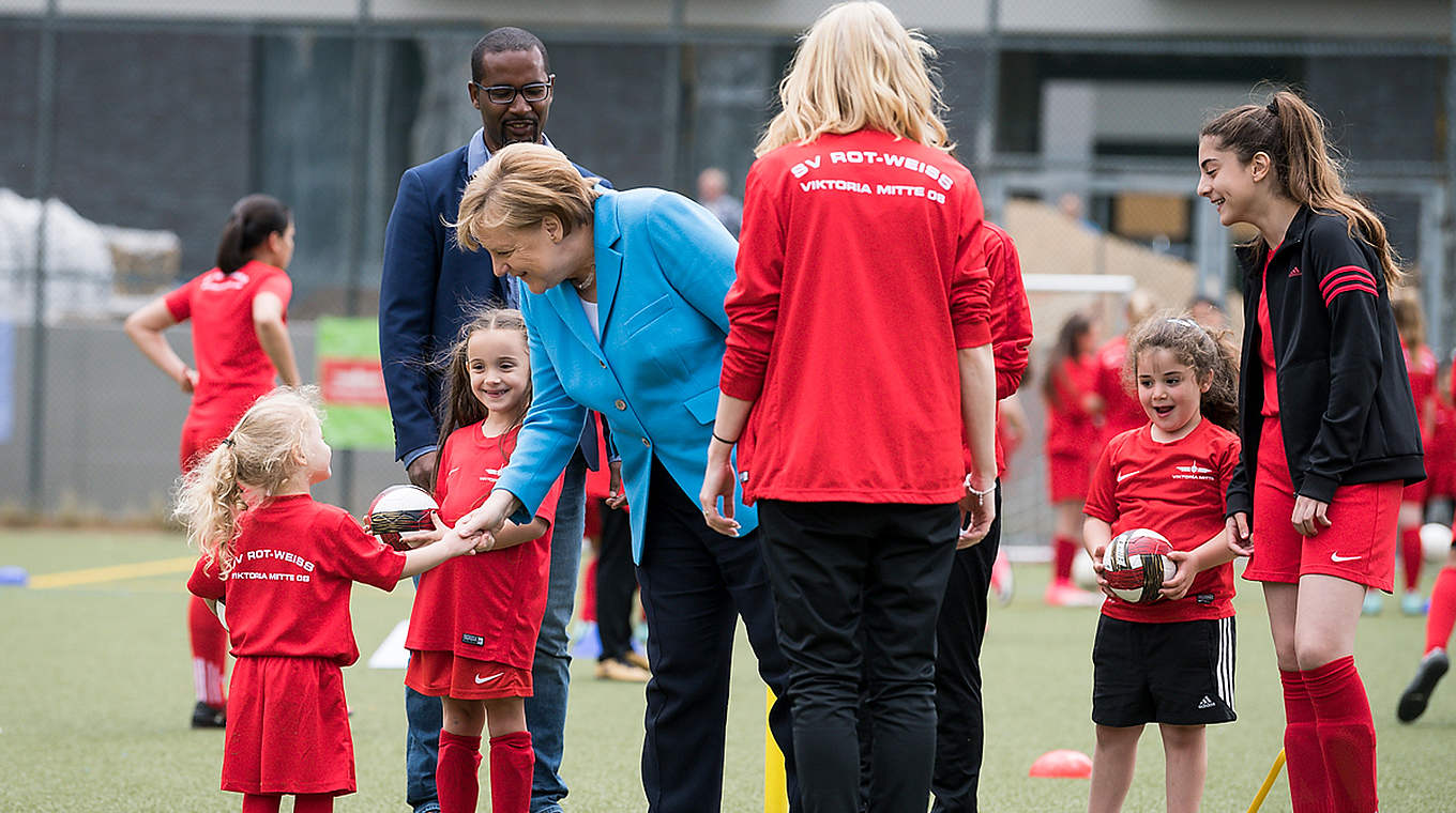 Besucht das Mädchenfußballtraining von Viktoria Mitte 08: Bundeskanzlerin Merkel © 2018 Getty Images