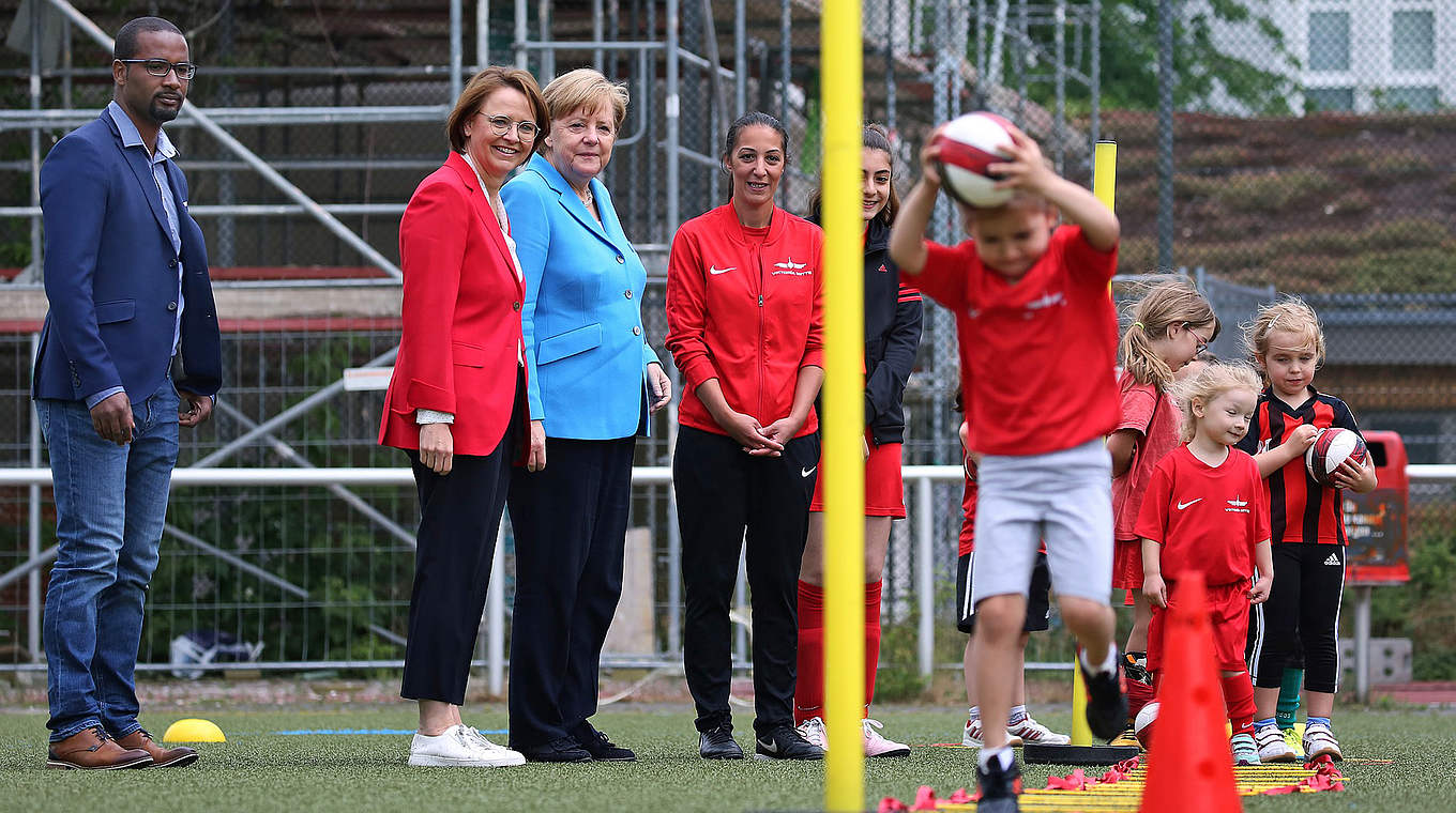 "Ich finde es gut, dass hier jeder aufgenommen wird": Merkel (3.v.l.) mit Cacau © 2018 Getty Images