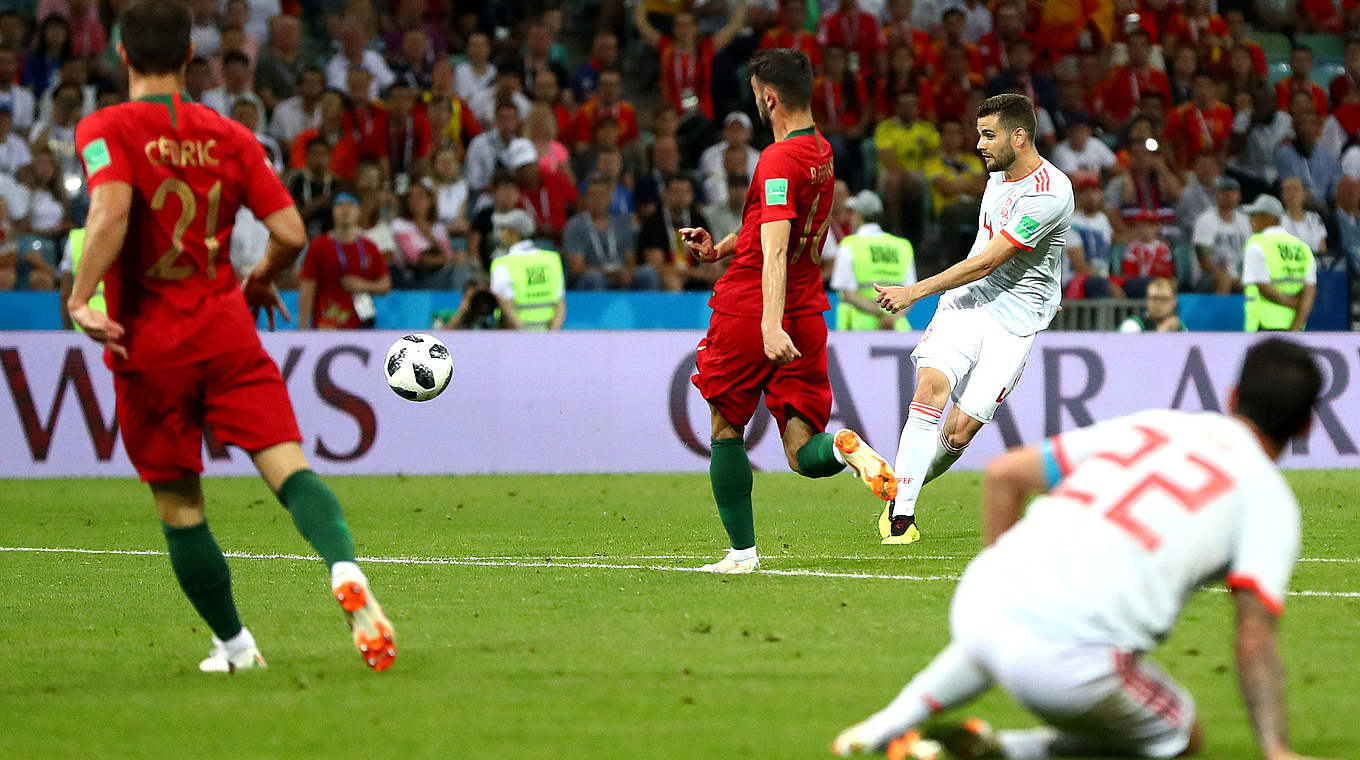 Mit vollem Risiko ins Glück: Nacho (r.) schießt Spanien zur 3:2-Führung © 2018 Getty Images