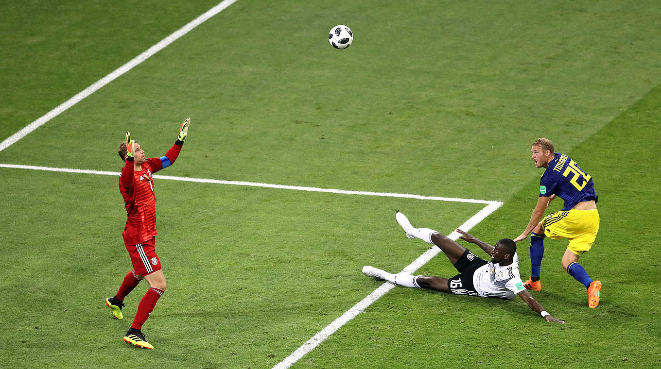 Schock nach knapp 30 Minuten: Ola Toivonen (r.) überlupft Manuel Neuer zum 0:1 © 2018 Getty Images