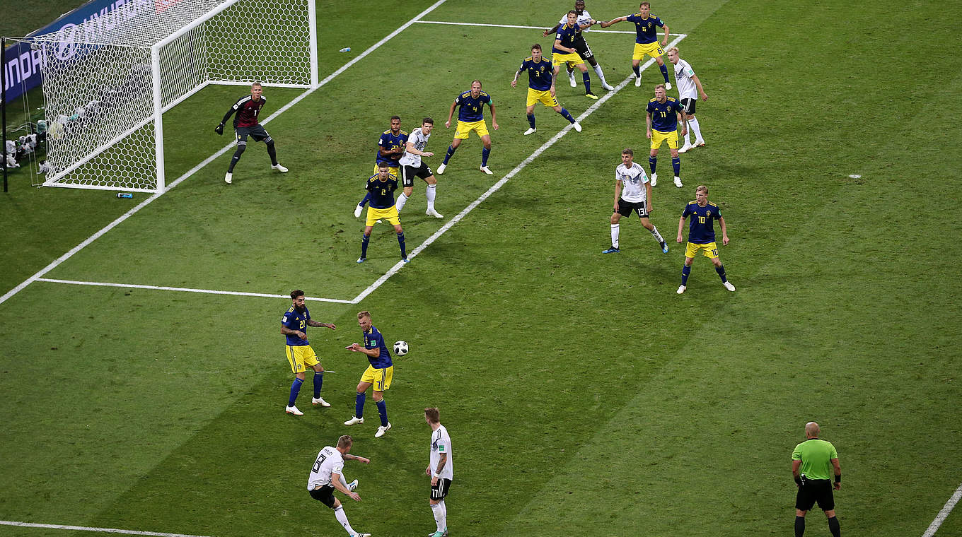 Magischer Moment in Sotschi: Toni Kroos (u.l.) schlenzt den Ball meisterhaft ins Netz © 2018 Getty Images