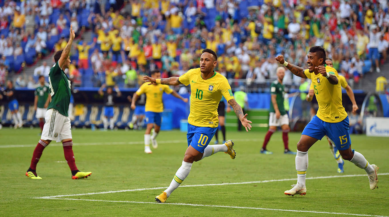 Weiche gestellt: Neymar (2.v.l.) bejubelt Brasiliens Führungstreffer © 2018 Getty Images