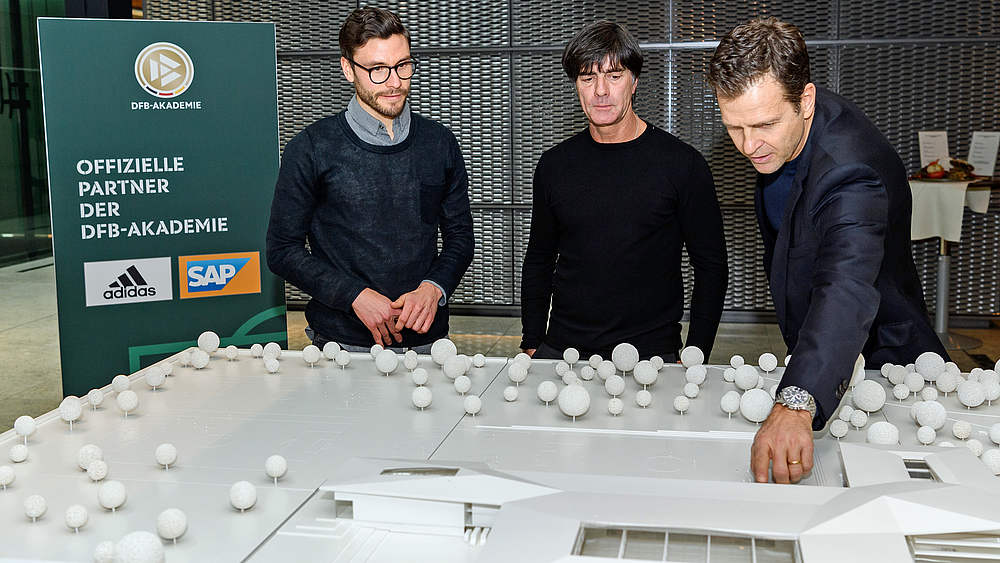 Begeistert vom Modell der DFB-Akademie: Hector, Löw und Bierhoff (v.l.) © 2017 Getty Images