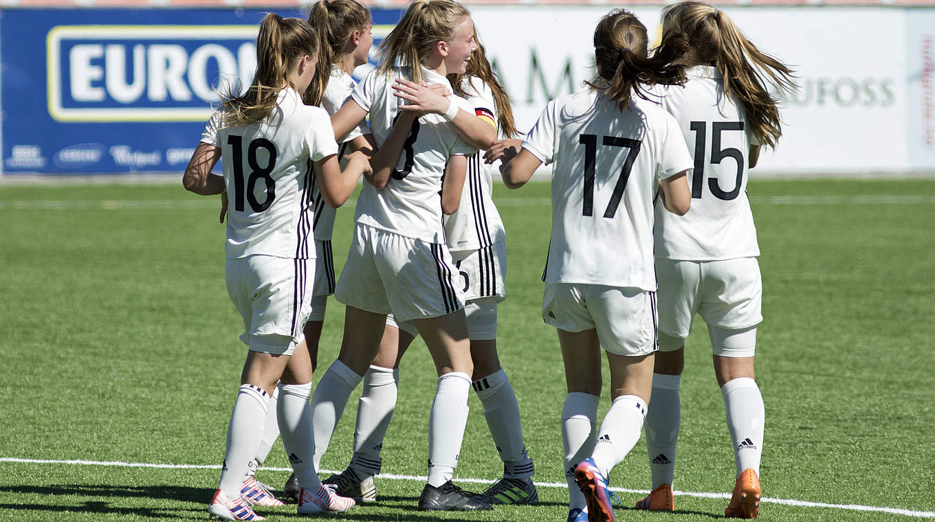 Erster Sieg im dritten Gruppenspiel: Jubel bei den U 16-Juniorinnen © 2018 Getty Images