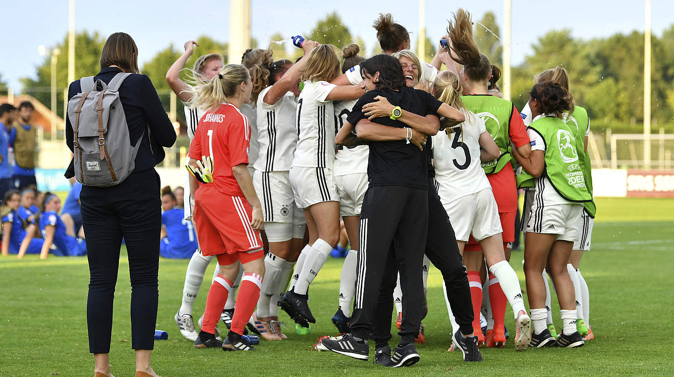 Riesige Freude nach bangen Minuten: Die DFB-Frauen stehen im EM-Halbfinale © 2018 UEFA