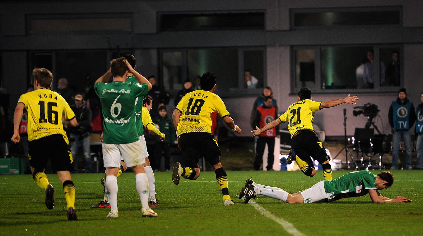 Das Tor in der 120. Minute: Gündogan trifft gegen Greuther Fürth in der Saison 2011/2012 © Getty Images