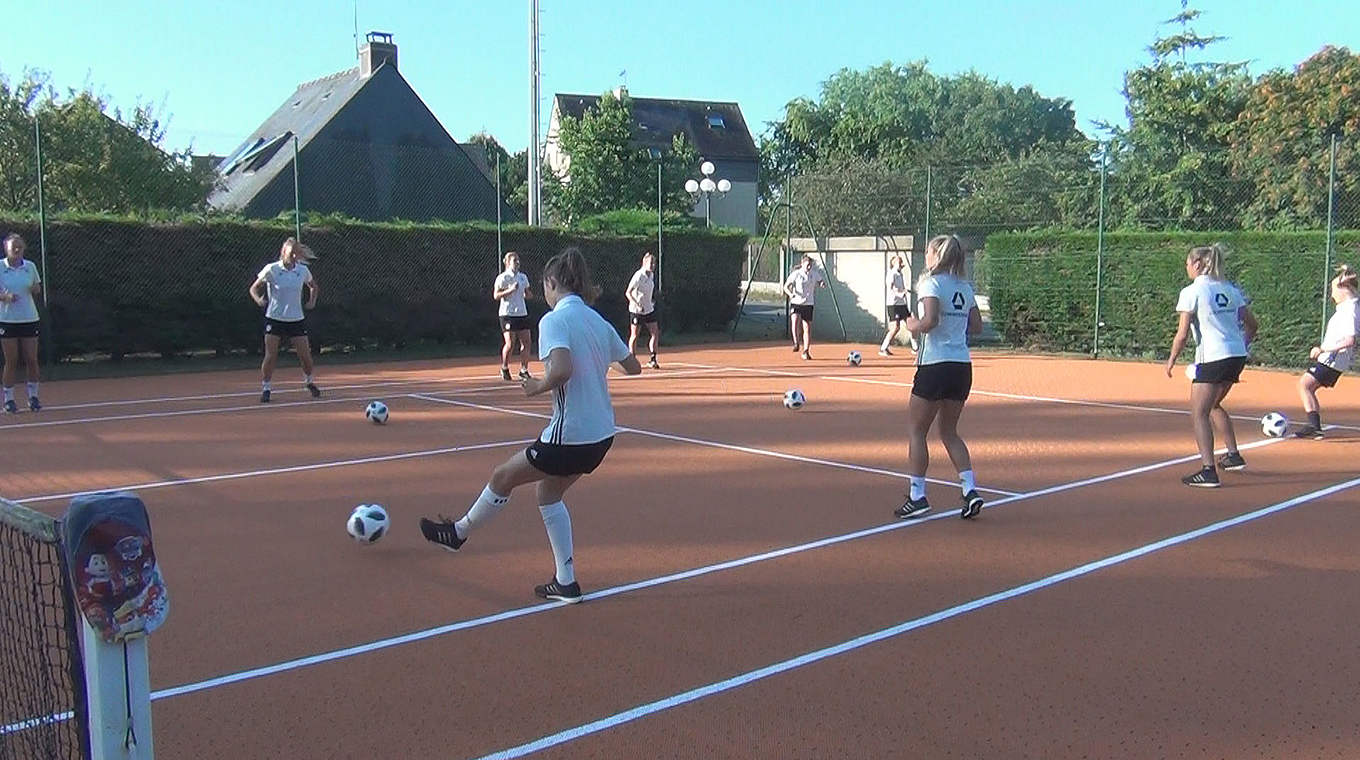 Ungewohntes Terrain: Die U 20 bereitet sich auf einem Tennisplatz auf den WM-Auftakt vor © DFB-TV
