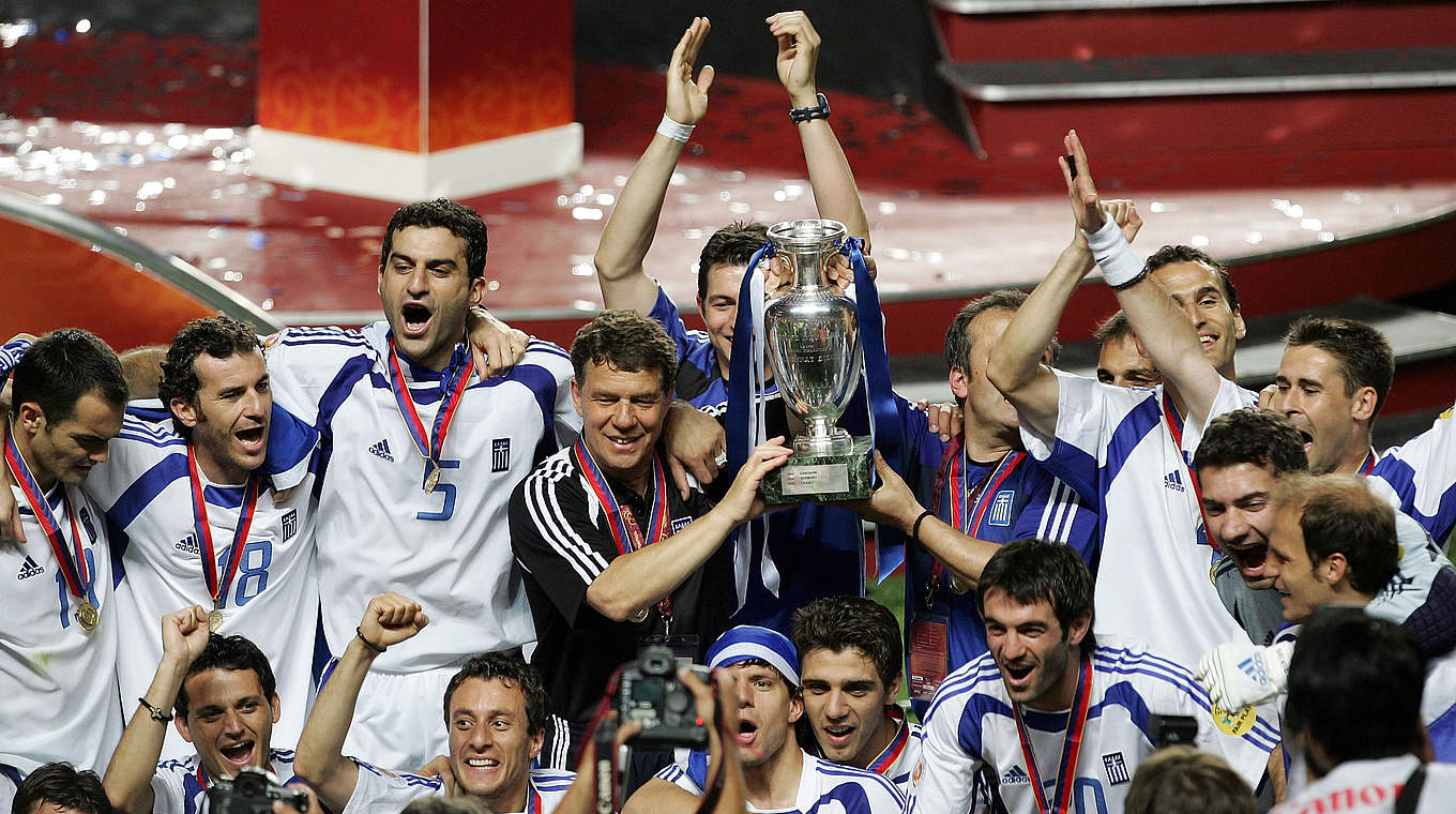 Sieg in Portugal gegen Portugal: Griechenland holt 2004 unter Rehhagel den EM-Pokal © AFP/Getty Images