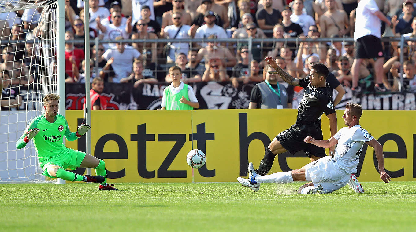 Setzt sich durch und erzielt das 2:0 gegen Eintracht Frankfurt: Vitalij Lux (r.) © 2018 Getty Images