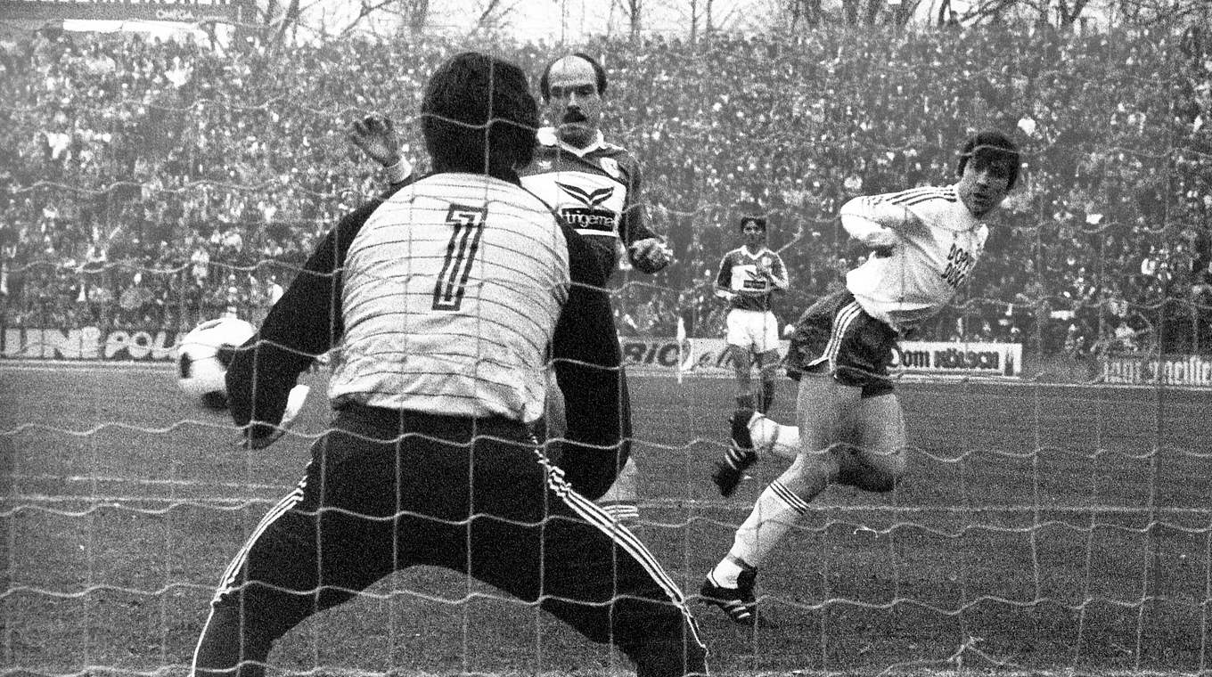 Der höchste Sieg: Fischer (r.) köpft 1983 das erste von fünf Kölner Toren im Viertelfinale © imago sportfotodienst