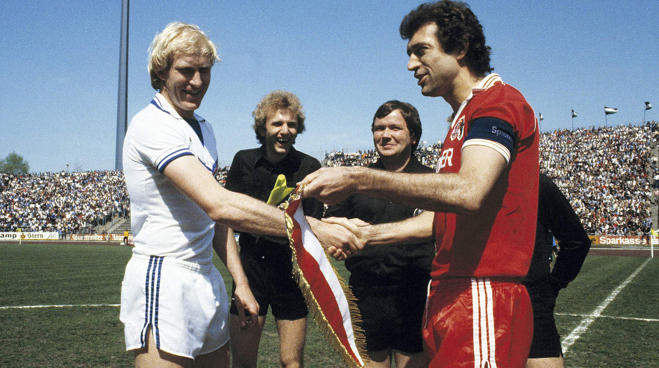 Handshake und Wimpeltausch 1980: S04-Kapitän Rüssmann, FC-Kollege Cullmann (r.) © imago/Werner Otto
