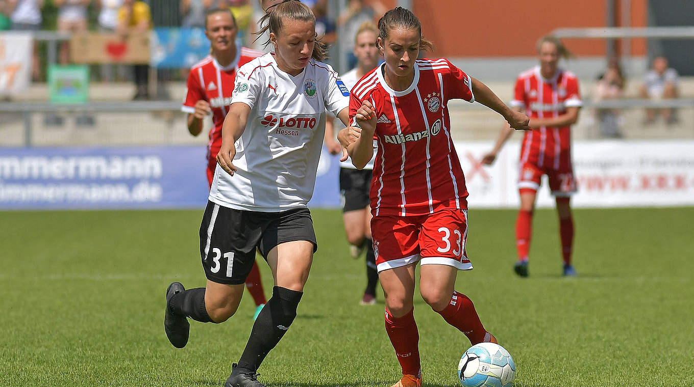Allianz Frauen-Bundesliga: Tanja Pawollek (l.) im Duell mit Bayerns Sara Däbritz © imago/Jan Huebner