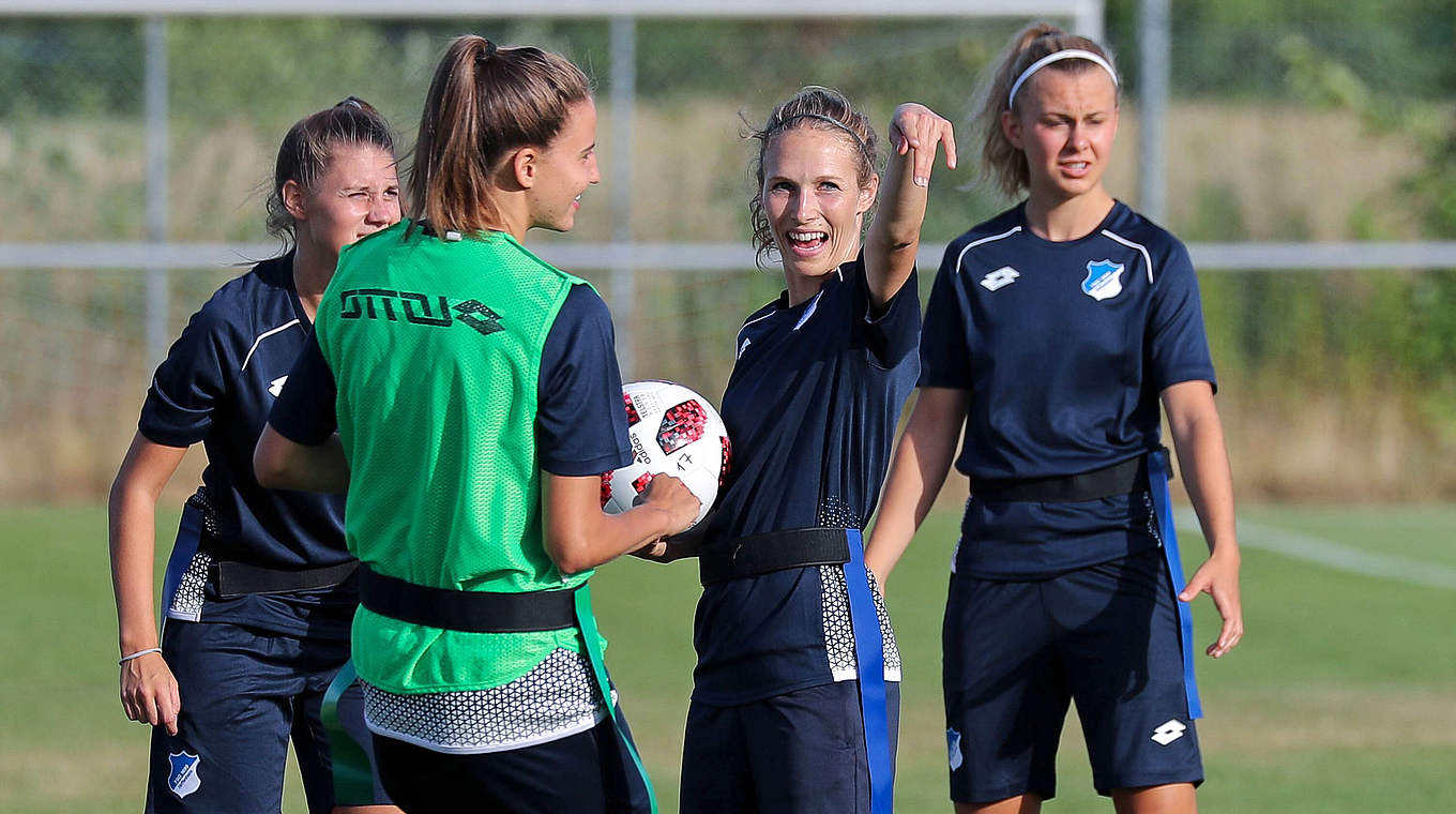 Leonie Pankratz (2.v.r.): "Wir wollen die Topteams noch häufiger in Bedrängnis bringen" © imago/foto2press