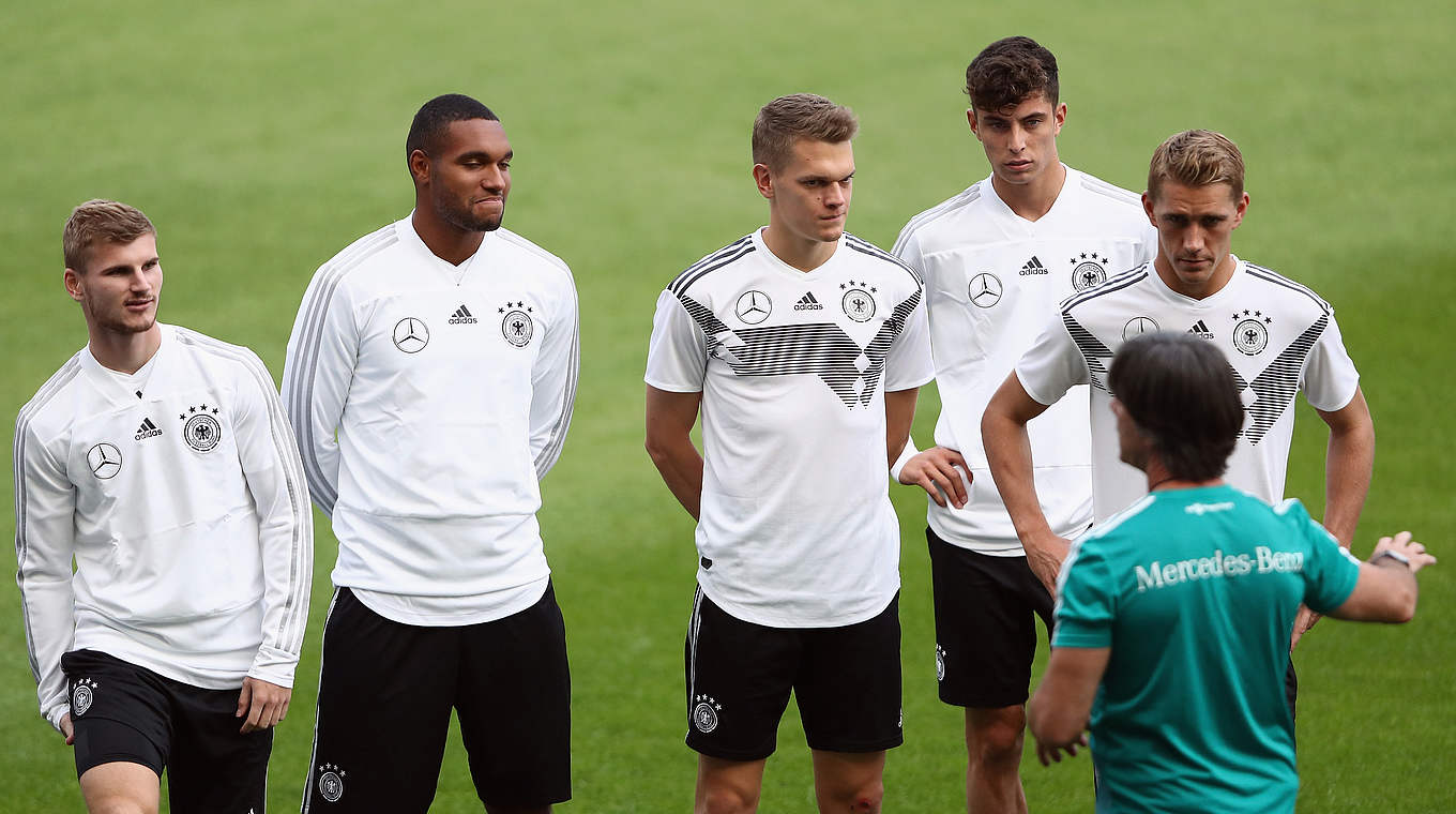 Havertz (4.v.l.) hört Bundestrainer Löw (r.u.) zu: "Abläufe beim DFB-Team kennenlernen" © 2018 Getty Images