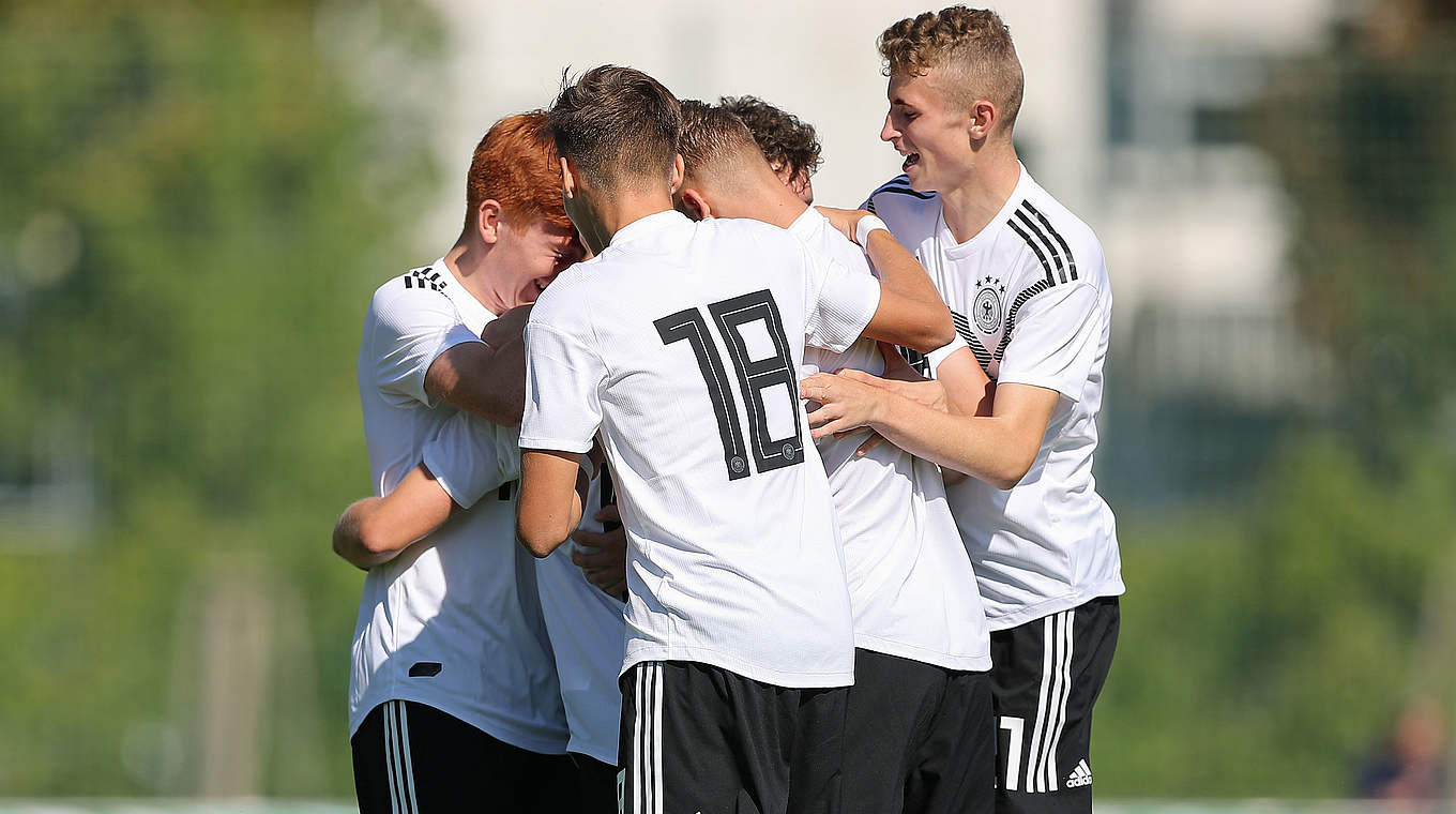 Feiern den ersten Sieg der neuen Saison: Die deutschen U 17-Junioren © 2018 Getty Images