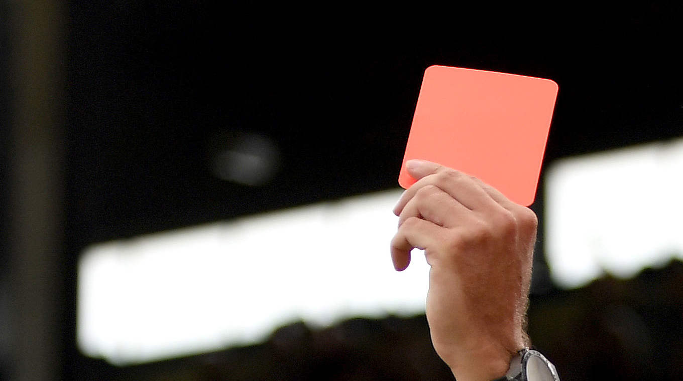 Rote Karte: Barbara Brecht wurde gegen Saarbrücken des Feldes verwiesen © 2018 Getty Images