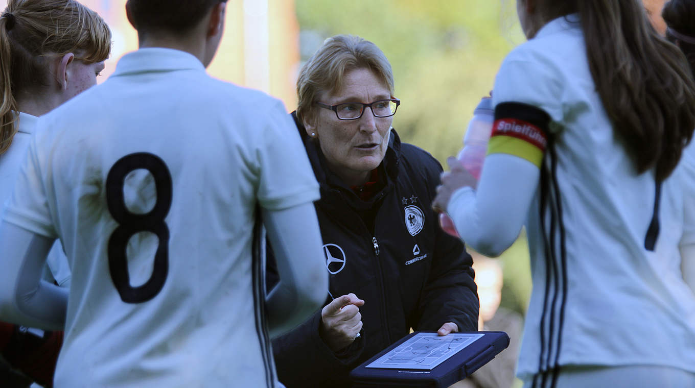 Führt die DFB-U16-Auswahl durchs Turnier: Trainerin Carmen Holinka © Rüdiger Zinsel