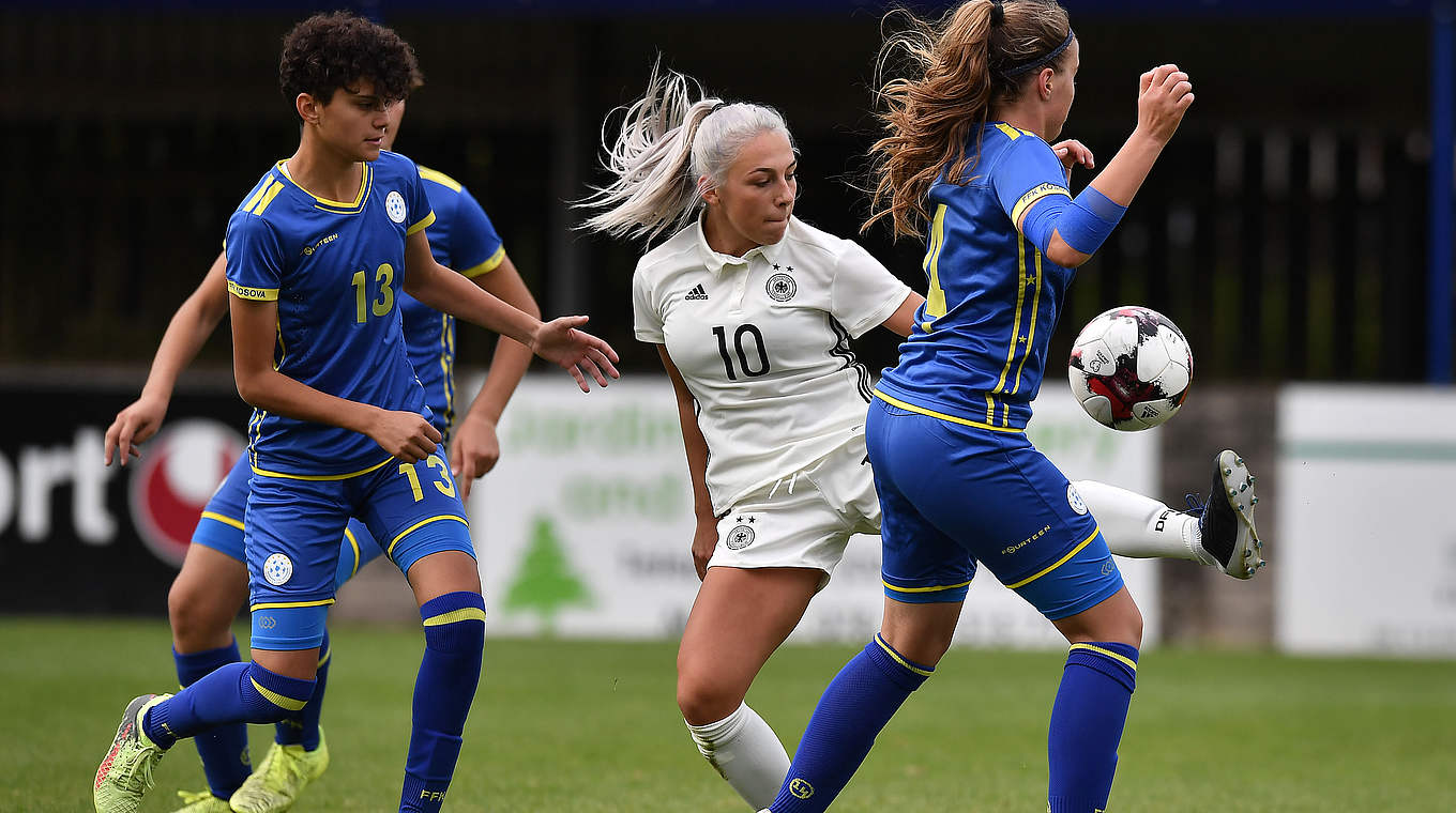 Spitzelt den Ball geschickt an zwei Kosovarinnen vorbei: Gina-Maria Chmielinski (M.) © 2018 Getty Images