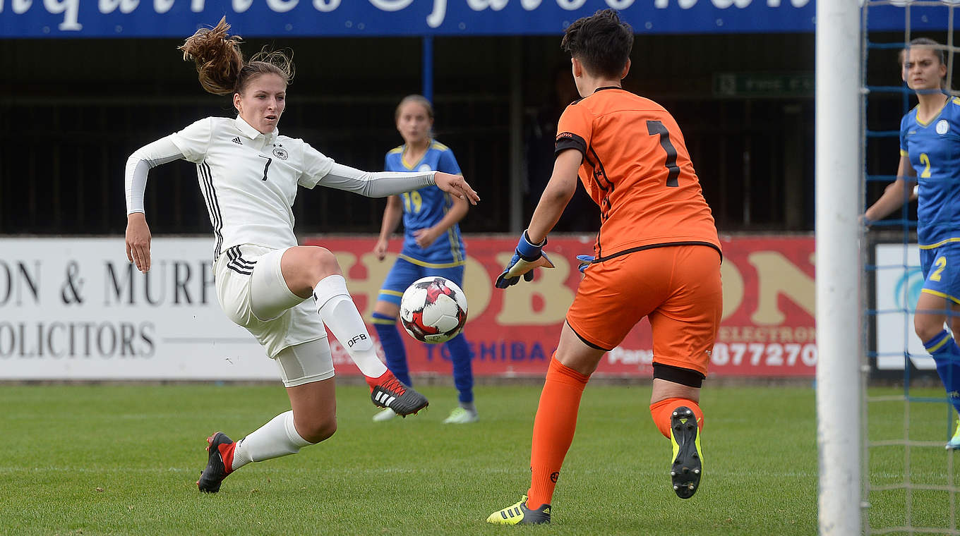 Einer von zwei Treffern gegen Kosovo: Melissa Kössler (l.) befördert den Ball ins Tor © 2018 Getty Images