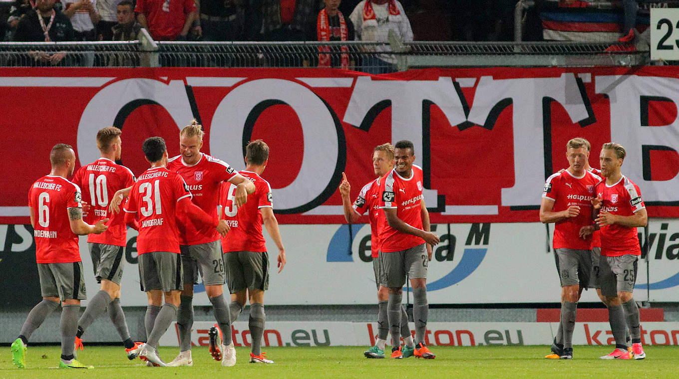 Freude über den Auswärtssieg: der Hallesche FC holt drei Punkte in Cottbus © imago/Steffen Beyer