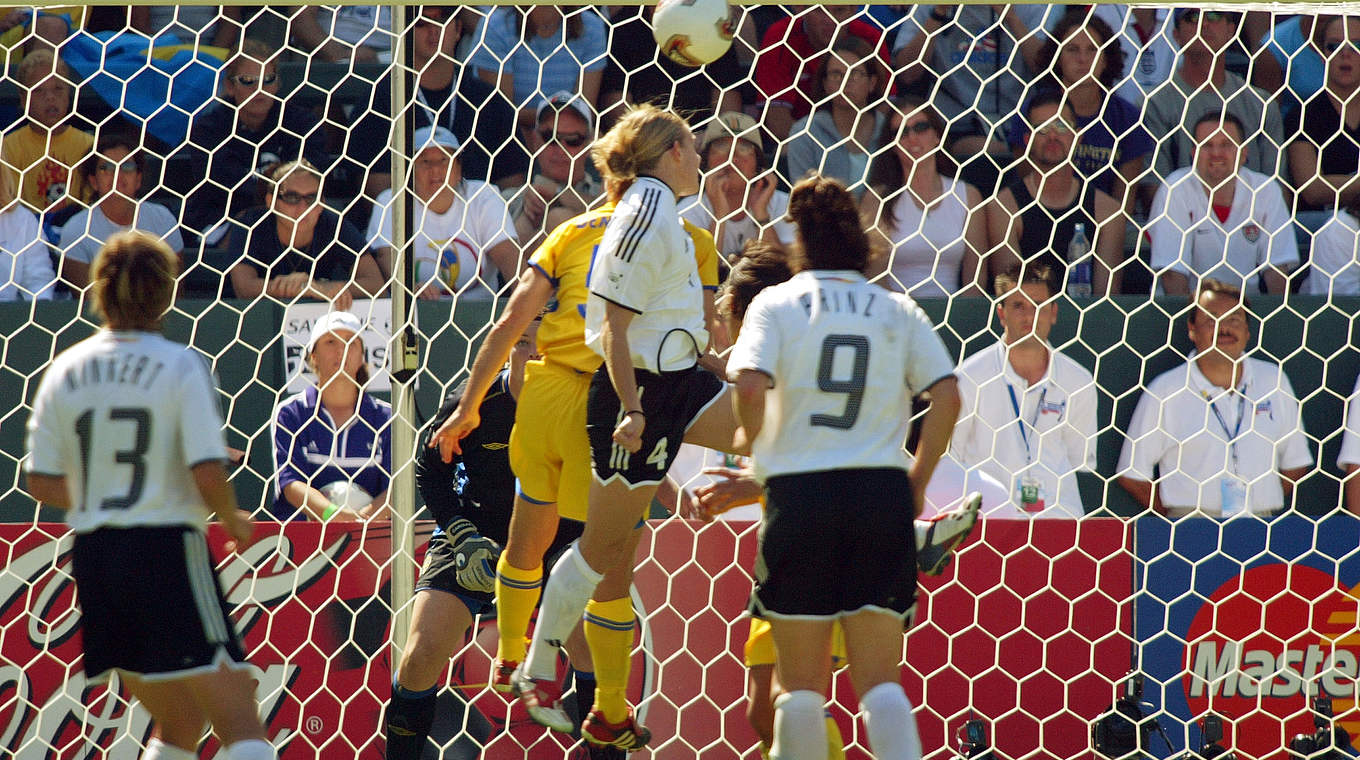 Historisch: Nia Künzer köpft die DFB-Frauen gegen Schweden zum WM-Titel 2003 © 2003 Getty Images