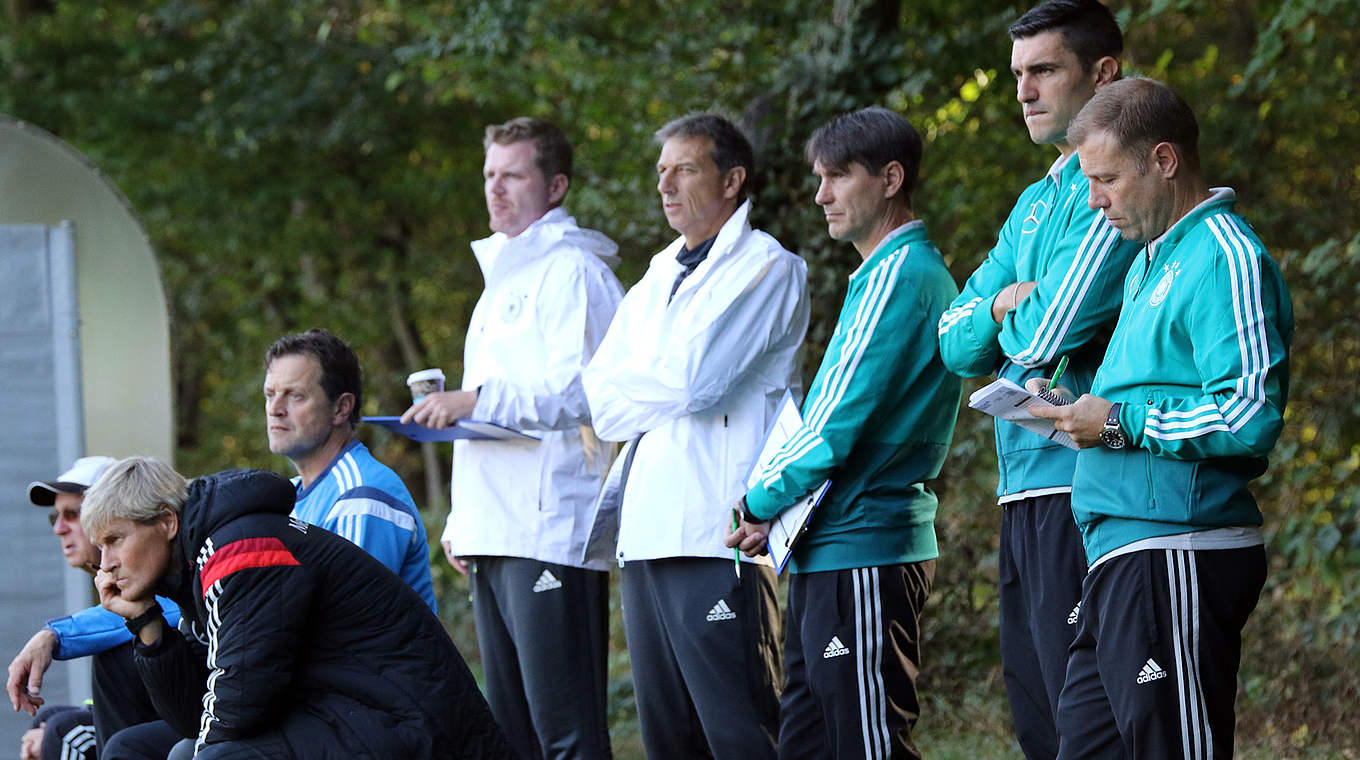 Aufmerksam: DFB-Trainer Frank Kramer (r.) und sein Sichter-Team © Rüdiger Zinsel