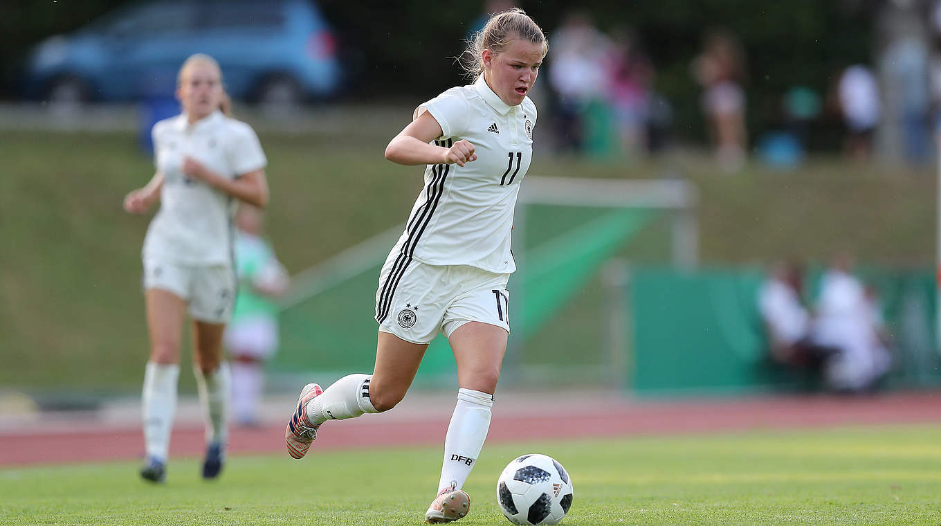 Markiert für Freiburg zwei Treffer: Junioren-Nationalspielerin Amelie Woelki (v.) © 2018 Getty Images