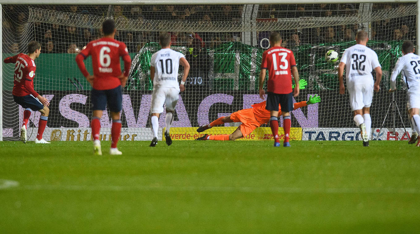 Zweites Tor des FC Bayern: Nationalspieler Thomas Müller (l.) trifft vom Elfmeterpunkt © imago/Nordphoto