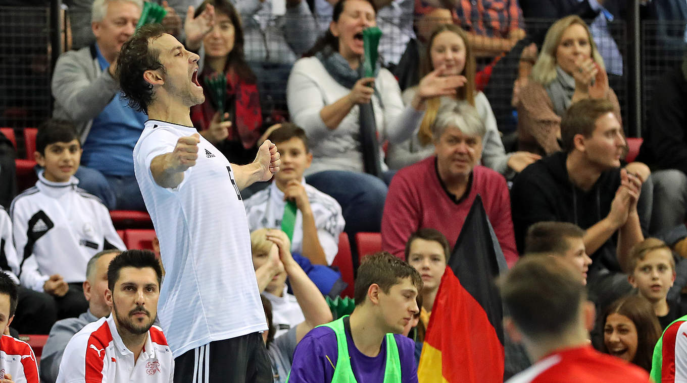 Riesiger Jubel: Timo Heinze feiert mit der Futsal-Nationalmannschaft den starken Jahresausklang © Getty Images